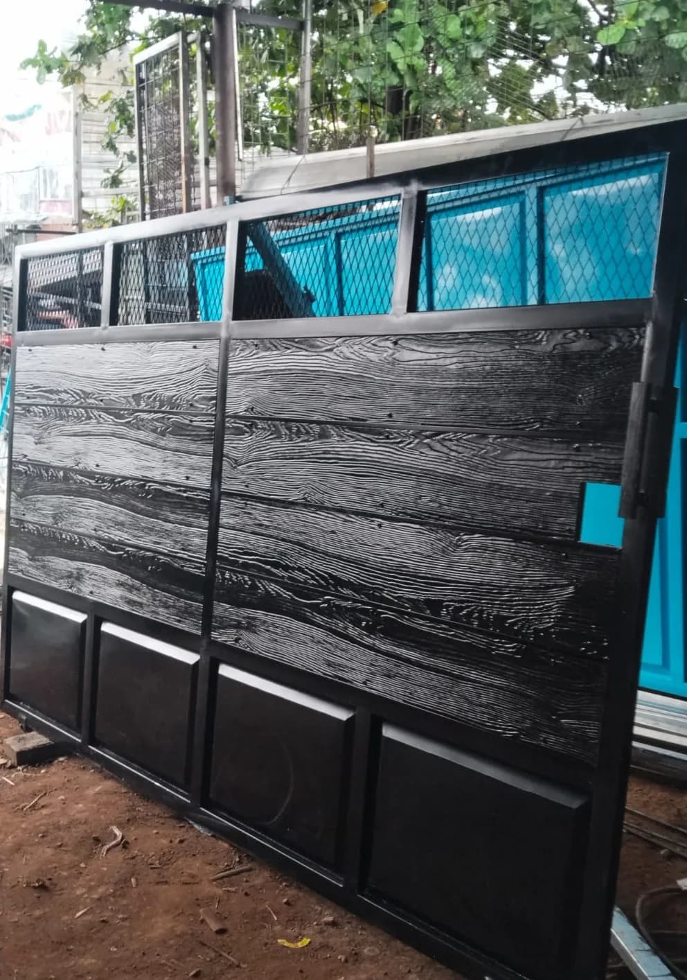 Proses fabrikasi pagar besi panel motif kayu di bengkel las
