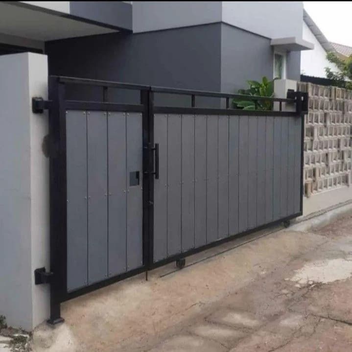 Pagar besi hollow vertikal finishing warna oranye kayu